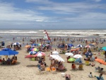 Tempo bom, sol e nuvens em Capo. 23 graus e um pouco de vento. Bandeira vermelha e mar avana sobre a areia
