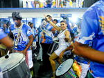 No meio da bateria, Afifa Musa d o show