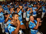 Coreografada, bateria faz a guia, smbolo da escola, com as mos