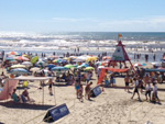 Apesar do alerta para banho de mar no Litoral Norte, veranistas lotaram as areias de Capo da Canoa no fim de semana.