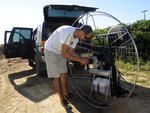 Quem v um parapente com motor voando no imagina o trabalho que d para colocar  a geringonsa no ar.  Aqui o repter fotogrfico do Santa Patrick Rodrigues, fazendo seu ritual para mais um voo e nos contemplar com belos videos e fotos publicados nos veiculos da RBS.  Fotos Jandyr Nascimento