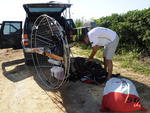 Quem v um parapente com motor voando no imagina o trabalho que d para colocar  a geringonsa no ar.  Aqui o repter fotogrfico do Santa Patrick Rodrigues, fazendo seu ritual para mais um voo e nos contemplar com belos videos e fotos publicados nos veiculos da RBS.  Fotos Jandyr Nascimento
