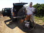 Quem v um parapente com motor voando no imagina o trabalho que d para colocar  a geringonsa no ar.  Aqui o repter fotogrfico do Santa Patrick Rodrigues, fazendo seu ritual para mais um voo e nos contemplar com belos videos e fotos publicados nos veiculos da RBS.  Fotos Jandyr Nascimento