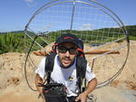Quem v um parapente com motor voando no imagina o trabalho que d para colocar  a geringonsa no ar.  Aqui o repter fotogrfico do Santa Patrick Rodrigues, fazendo seu ritual para mais um voo e nos contemplar com belos videos e fotos publicados nos veiculos da RBS.  Fotos Jandyr Nascimento