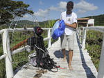 Quem v um parapente com motor voando no imagina o trabalho que d para colocar  a geringonsa no ar.  Aqui o repter fotogrfico do Santa Patrick Rodrigues, fazendo seu ritual para mais um voo e nos contemplar com belos videos e fotos publicados nos veiculos da RBS.  Fotos Jandyr Nascimento