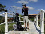 Quem v um parapente com motor voando no imagina o trabalho que d para colocar  a geringonsa no ar.  Aqui o repter fotogrfico do Santa Patrick Rodrigues, fazendo seu ritual para mais um voo e nos contemplar com belos videos e fotos publicados nos veiculos da RBS.  Fotos Jandyr Nascimento