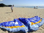 Quem v um parapente com motor voando no imagina o trabalho que d para colocar  a geringonsa no ar.  Aqui o repter fotogrfico do Santa Patrick Rodrigues, fazendo seu ritual para mais um voo e nos contemplar com belos videos e fotos publicados nos veiculos da RBS.  Fotos Jandyr Nascimento
