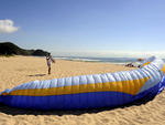 Quem v um parapente com motor voando no imagina o trabalho que d para colocar  a geringonsa no ar.  Aqui o repter fotogrfico do Santa Patrick Rodrigues, fazendo seu ritual para mais um voo e nos contemplar com belos videos e fotos publicados nos veiculos da RBS.  Fotos Jandyr Nascimento