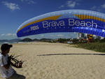 Quem v um parapente com motor voando no imagina o trabalho que d para colocar  a geringonsa no ar.  Aqui o repter fotogrfico do Santa Patrick Rodrigues, fazendo seu ritual para mais um voo e nos contemplar com belos videos e fotos publicados nos veiculos da RBS.  Fotos Jandyr Nascimento