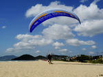 Quem v um parapente com motor voando no imagina o trabalho que d para colocar  a geringonsa no ar.  Aqui o repter fotogrfico do Santa Patrick Rodrigues, fazendo seu ritual para mais um voo e nos contemplar com belos videos e fotos publicados nos veiculos da RBS.  Fotos Jandyr Nascimento