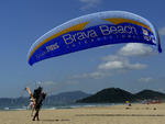 Quem v um parapente com motor voando no imagina o trabalho que d para colocar  a geringonsa no ar.  Aqui o repter fotogrfico do Santa Patrick Rodrigues, fazendo seu ritual para mais um voo e nos contemplar com belos videos e fotos publicados nos veiculos da RBS.  Fotos Jandyr Nascimento