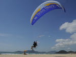 Quem v um parapente com motor voando no imagina o trabalho que d para colocar  a geringonsa no ar.  Aqui o repter fotogrfico do Santa Patrick Rodrigues, fazendo seu ritual para mais um voo e nos contemplar com belos videos e fotos publicados nos veiculos da RBS.  Fotos Jandyr Nascimento