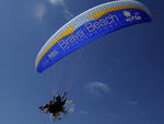 Quem v um parapente com motor voando no imagina o trabalho que d para colocar  a geringonsa no ar.  Aqui o repter fotogrfico do Santa Patrick Rodrigues, fazendo seu ritual para mais um voo e nos contemplar com belos videos e fotos publicados nos veiculos da RBS.  Fotos Jandyr Nascimento