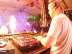 O DJ André Pulse agita a multidão no palco E-Planet