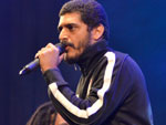 No segundo dia do Planeta Atlântida 2012, Criolo apresentou seu rap para o público presente no Palco Pretinho