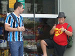Apesar de ser dia de cl�ssico, os irm�os Felipe e Matheus Radde, de 19 e 13 anos, n�o v�o ao jogo. Os dois estavam apenas esperando uma carona para ir at� Gramado