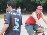 Gremistas e colorados deram toque do jogo no Parque da Reden��o na manh� de domingo
