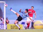 Marcelo Moreno chuta contra o gol colorado, observado pelo capit�o Bol�var