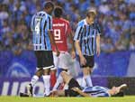 Em queda ap�s falta, M�rio Fernandes machucou o ombro e saiu de jogo ainda no primeiro tempo
