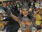 Gracyanne Barbosa, rainha de bateria da Unidos da Tijuca, desfilou com fantasia de pássaro negro