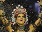 Rainha de bateria da Mangueira, Renata Santos mudou de fantasia durante o desfile - de cacique para on�a  