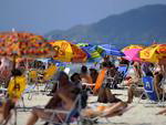 Feriado de praia lotada no Campeche 