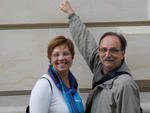 Paris, Fran�a - Valmor e Sonia Weing�rtner, de Blumenau, em maio de 2010