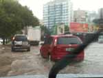 Ruas ficaram alagadas e impediram a circulao de carros em alguns trechos da cidade