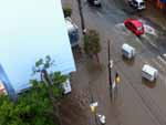 Algumas das lixeiras novas flutuaram na Jos do Patrocnio devido  chuva