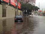 Azenha com Ipiranga, mais um trecho tomado pelas guas em Porto Alegre