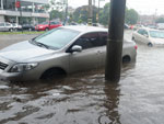 A chuva impossibilitou o trnsito de veculos na Avenida Azenha