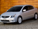 O Sentra 2013 tem um pacote de equipamentos opcionais batizado de &quot;Black Mask&quot;, com novos farois e lanternas escurecidas e sistema Bluetooth no interior do veculo. O modelo j est nas lojas e no sofreu alterao nos preos em relao  linha anterior, com preos a partir de R$ 53.190.