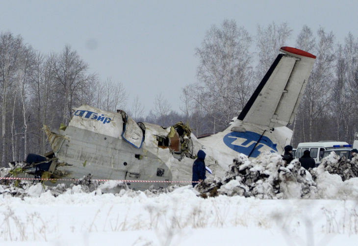 Avio com 43 pessoas a bordo cai aps decolar e 32 morrem na Sibria.