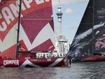 Camper (E) e Abu Dhabi (D) durante regata Pro Am nas aguas neozelandesas 