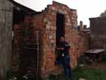Policiais investigam casas na Vila Elza, em Viamo.