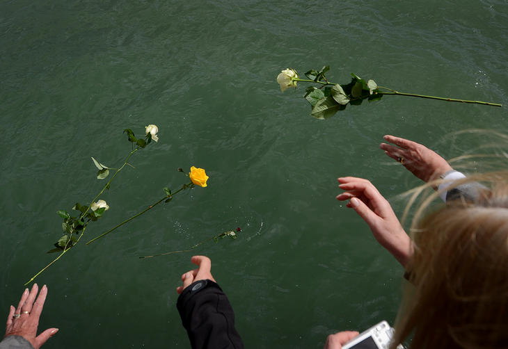 Moradores jogam flores no local da partida do Titanic na cidade britanica de Southampton. Hoje  o 100 aniversrio da viagem inaugural do navio para Nova York em 10 de abril de 1912.
