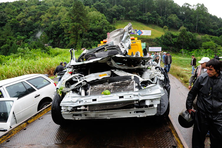 O carro que transportava a equipe da Bandeirantes ficou completamente destruído:imagem 8