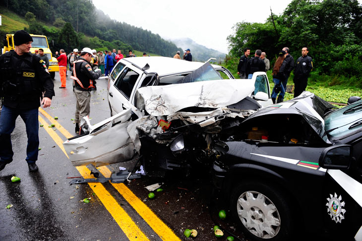 A colisão provocou interrupção total nos dois sentidos na altura do km 47 da rodovia conhecido como "Curva da Morte":imagem 15