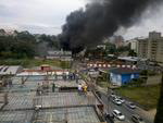 Prdio em construo pega fogo