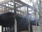 Prdio em construo pega fogo