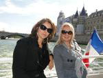 Paris, Fran�a - Mariv�nia B. Gomes e Sheila Gracietti, de Blumenau, em abril de 2012