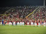 Jogadores cumprimentam a torcida