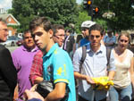 Destaque no ltimo jogo da Seleo Brasileira, Oscar tambm chama a ateno na rua