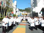 Centenas de fieis foram s ruas do Centro de Blumenau para acompanhar a procisso de Corpus Christi nesta quinta-feira