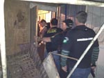A 12 Delegacia de Porto Alegre cumpre nove mandados de priso e 12 de busca e apreenso na Vila Nazar, zona norte, e em Alvorada