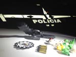 Alm de drogas, a polcia tambm apreendeu armas.
