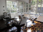 Janeles e espelhos privilegiam a luz natural, ideal para a sala de maquiagem