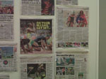 Parede na entrada de um dos corredores do Media Press Centre (MPC) expe, diariamente, as capas dos principais jornais britnicos.