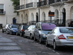 Uma curiosa forma de estacionar em Londres, com carros de frente um para o outro.