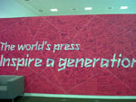 Assinaturas de jornalistas de todo o mundo, em painel no centro de imprensa